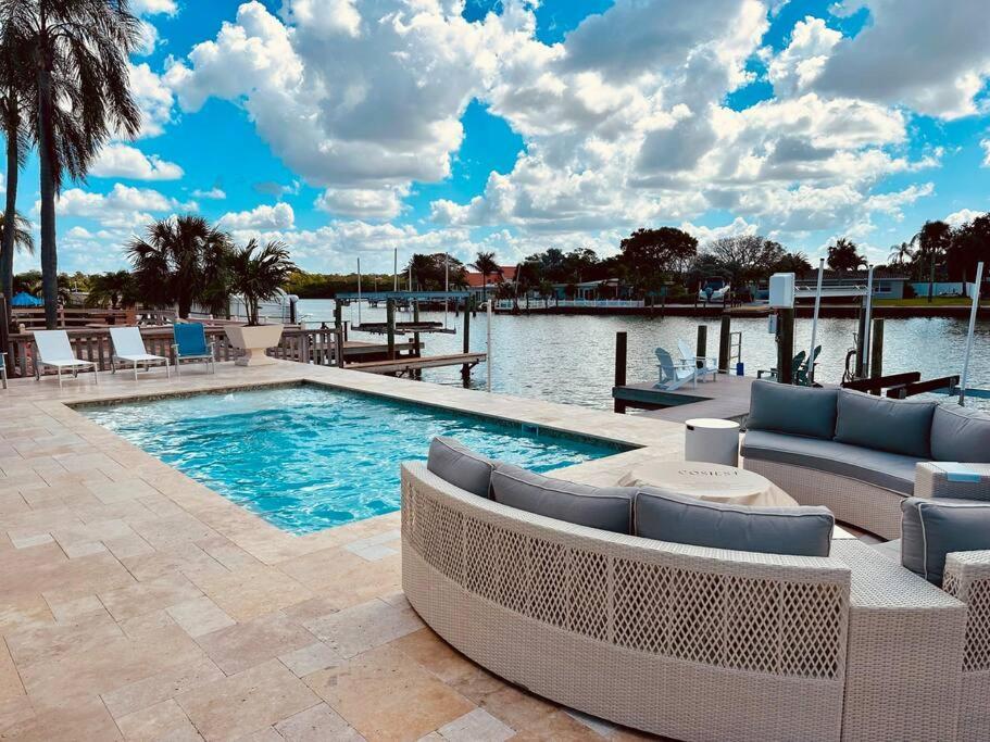 Awesome Waterfront Villa With New Private Pool 클리어워터 비치 외부 사진